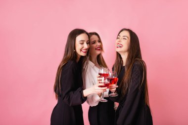 Üç kadın bekarlığa veda partisini kutluyor. Gülerek ve şarap içerek..