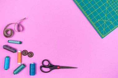Plastik pembe arka planda aksesuarlar dikmek. Üst görünüm, düz görünüm