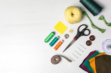 Beyaz arka planda aksesuarlar dikmek. Üst manzara, düz uzanma