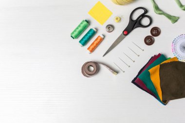 Beyaz arka planda aksesuarlar dikmek. Üst manzara, düz uzanma