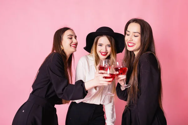 Tres Hermosas Chicas Celebran Fiesta Corporativa Beben Vino Chicas Posando —  Fotos de Stock