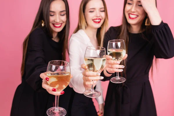 Tres Hermosas Niñas Celebran Finalización Exitosa Del Proyecto Beber Vino —  Fotos de Stock