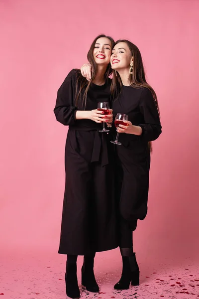 Two Beautiful Girls Twins Celebrate Corporate New Year Party Drinking — Stock Photo, Image