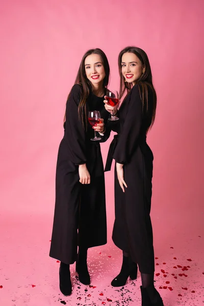 Dos Hermosas Chicas Gemelas Celebran Fiesta Corporativa Año Nuevo Bebiendo —  Fotos de Stock