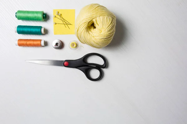 Sewing accessories on a white background. Top view, flat lay — Stock Photo, Image