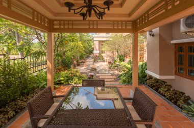 Tasarım ve dekoratif bahçe evin etrafında