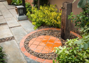 Tasarım ve dekoratif bahçe etrafında su musluk-in stand tren yastık ahşap tarafından yapılmış ev