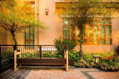 Tasarım ve dekoratif bahçe sandalye çevrede belgili tanımlık ev ile