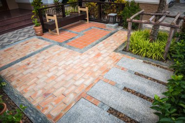 Tasarım ve dekoratif bahçe evin etrafında