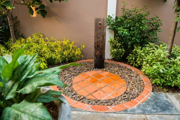 Design Und Dekorativen Garten Rund Das Haus Aus Wasserhahn Durch — Stockfoto