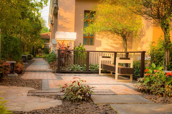 Diseño Jardín Decorativo Con Silla Alrededor Casa — Foto de Stock