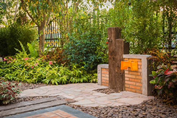 Design Und Dekorativen Garten Rund Das Haus Aus Wasserhahn Durch — Stockfoto