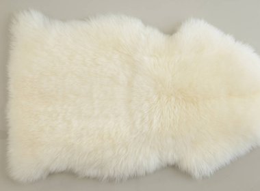 gerçek beyaz krema yünlü koyundan yapılmıştır.