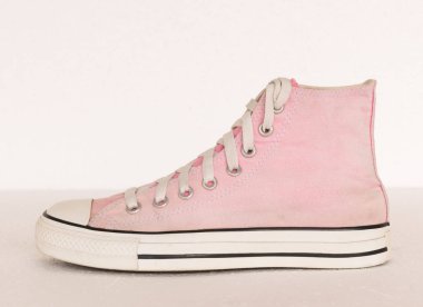 vintage tarzı spor pembe spor ayakkabı ayakkabı beyaz arka plan üzerinde kapatın