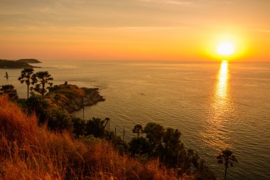 Promthep Cape, Phuket, Tayland, Thailand, deniz görünümü noktası batımına uzanır kaya bir dağdır