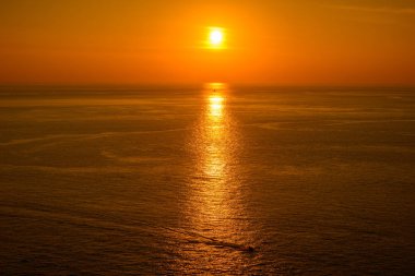 Promthep Cape, Phuket, Tayland, Thailand, deniz görünümü noktası batımına uzanır kaya bir dağdır