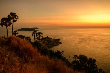 Promthep Cape, Phuket, Tayland, Thailand, deniz görünümü noktası batımına uzanır kaya bir dağdır