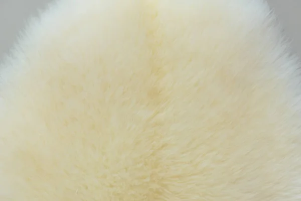 พื้นหลังและเนื้อเยื่อของแกะขนสัตว์สีขาวครีมจริง — ภาพถ่ายสต็อก