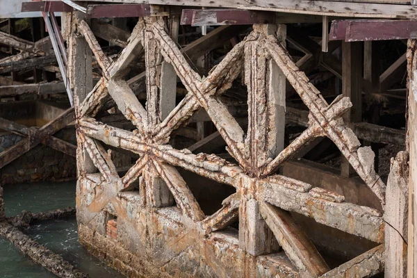 Gewapend beton hebben gebarsten en roestig in staalstructuur in — Stockfoto