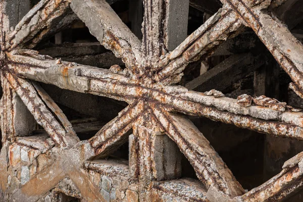 Hormigón armado se han agrietado y oxidado en la estructura de acero en —  Fotos de Stock