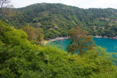 Phuket Manzarası 'nın Phuket Eyaleti Tayland' daki Nui Sahili manzarası.