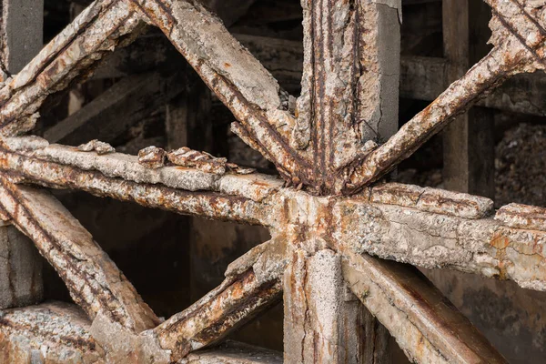 Hormigón armado se han agrietado y oxidado en la estructura de acero en — Foto de Stock