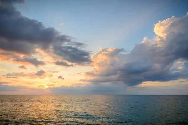 Punto de vista del paisaje de Phuket en la playa de Surin — Foto de Stock