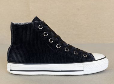 Spor siyah spor ayakkabı ayakkabı gri arka plan üzerinde Vintage tarzı