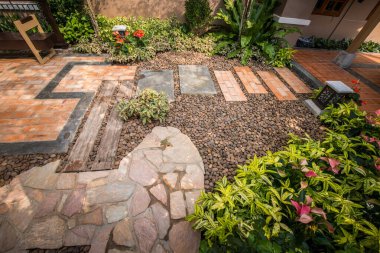 tasarım ve dekoratif bahçe, evin etrafında dolaşmak