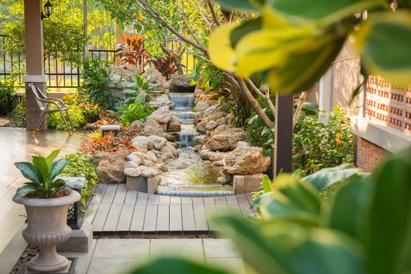 Dekorativer Garten Mit Kleinem Dampfbad Baum Und Stein — Stockfoto