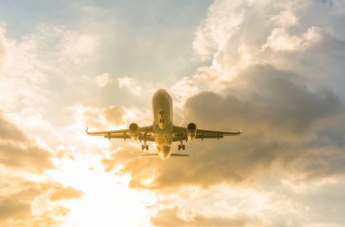 Phuket 'ten uçakla birlikte Tayland' ın Nai Yang Sahili 'nde gün batımı manzarası..