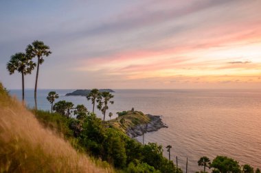 Promthep Cape, Phuket, Tayland, Thailand, deniz görünümü noktası batımına uzanır kaya bir dağdır