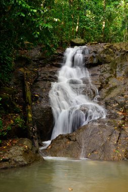 Tayland 'ın Phuket bölgesindeki Kathu Şelalesinin güzel doğası.