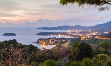 Phuket Manzara Noktası 'nın manzarası, Karon Sahili, Kata Sahili, Karon bakış açısından gece çekilmiş. Tayland 'ın Phuket Eyaleti' nde yer alıyor..