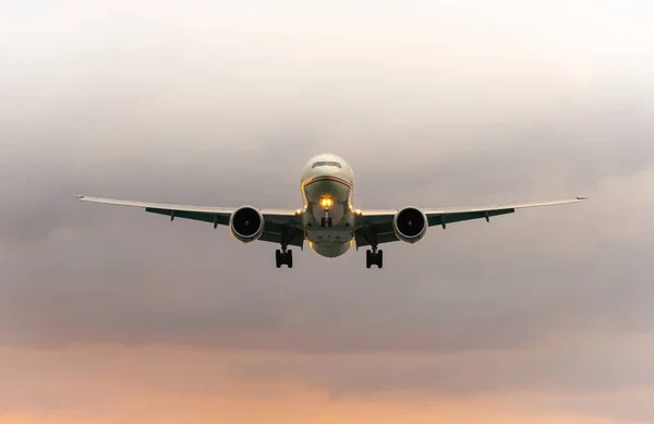 Flugzeug Himmel Mit Sonnenlicht Und Wolken Landet Auf Dem Flughafen — Stockfoto