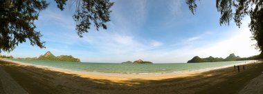 Panorama, Tayland 'ın Prachuap Khiri Khan eyaletindeki Ao Manao Körfezi sahili manzaralı..