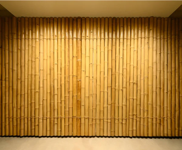 装修墙面装饰黄竹木的近景背景和纹理 竹台背墙 — 图库照片