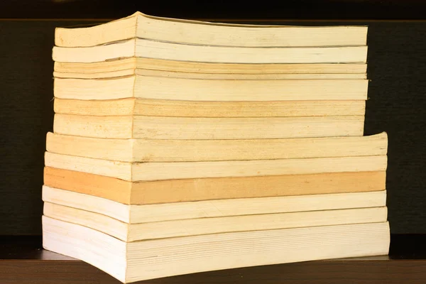 Παλιά Και Καλά Χρησιμοποιημένα Hardback Βιβλία Βιβλία Κειμένου Ένα Ράφι — Φωτογραφία Αρχείου
