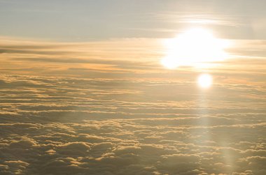 Sabah güneşinde gökyüzündeki bulutların arkaplanı ve dokusu