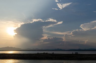 Gün batımında bulutlu güzel manzara rezervuar, Tayland