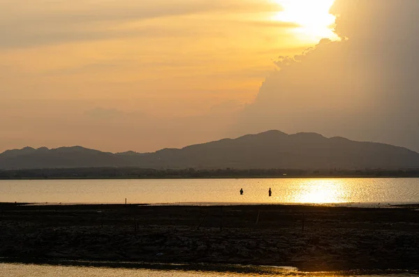 Gün Batımında Bulutlu Güzel Manzara Rezervuar Tayland — Stok fotoğraf