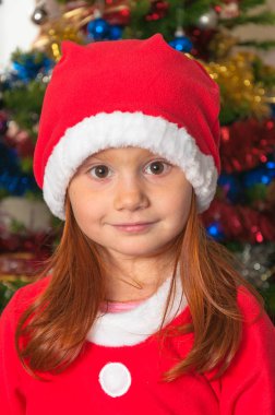 küçük Dişileştirilmiş kız Noel Baba, arka plan Christmas dekorasyon olarak giyinmiş