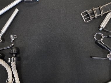 Spor salonunda eğitim için gerekli malzemeler.