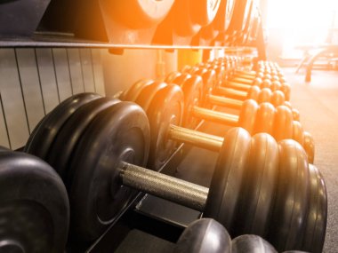 Spor salonunda eğitim için gerekli malzemeler.