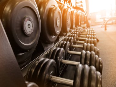 Spor salonunda eğitim için gerekli malzemeler.