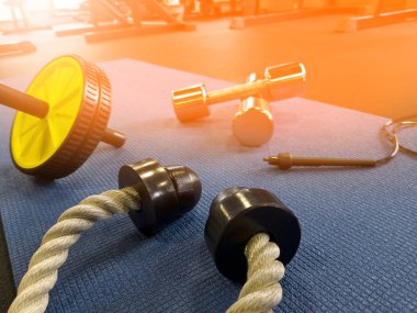 Spor salonunda eğitim için gerekli malzemeler.