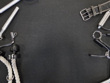 Spor salonunda eğitim için gerekli malzemeler.