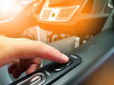 Gün batımında spor salonu ve ekipmanları