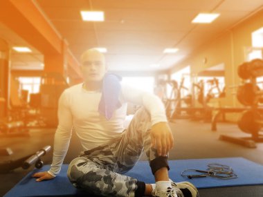 Gün batımında spor salonu ve ekipmanları