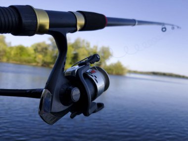 Gün batımında Nehri üzerinde balıkçılık